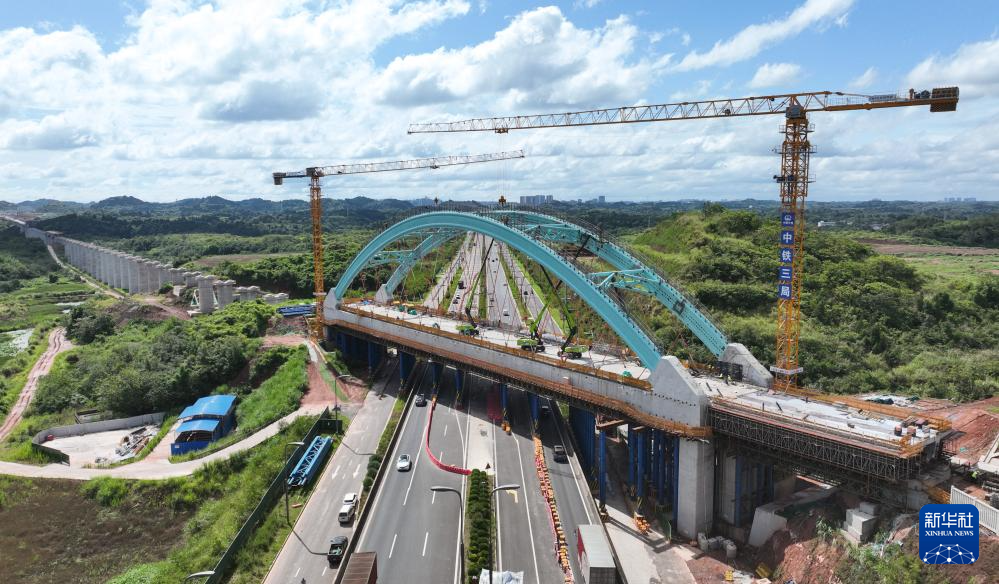 成渝中线高铁四川段首个大跨度系杆拱桥顺利完成