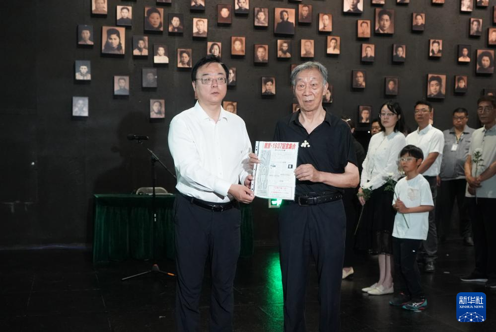 南京：为离世南京大屠杀幸存者举行熄灯悼念仪式