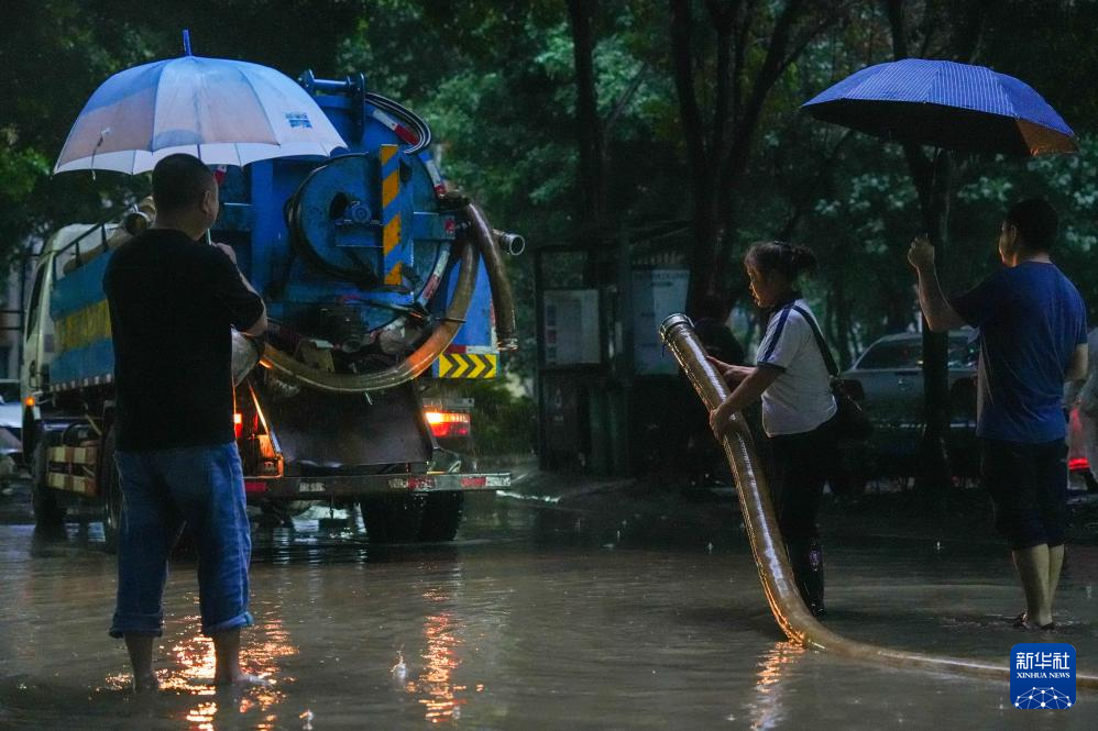 成都发布暴雨红色预警