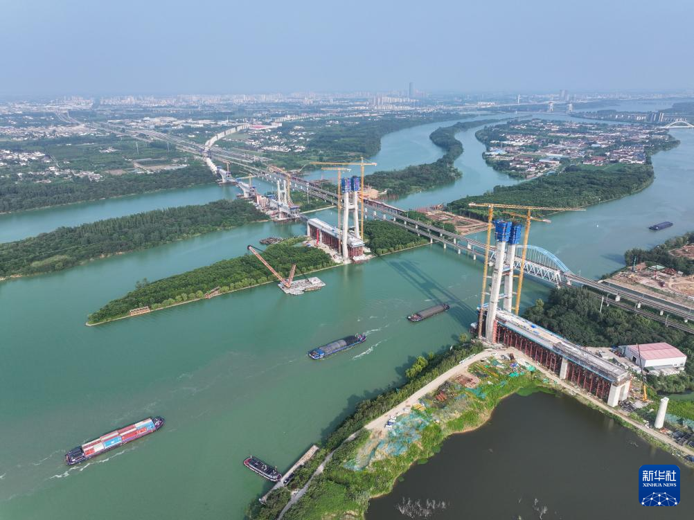 江苏扬州：沪渝蓉高铁跨京杭运河斜拉桥建设有序推进