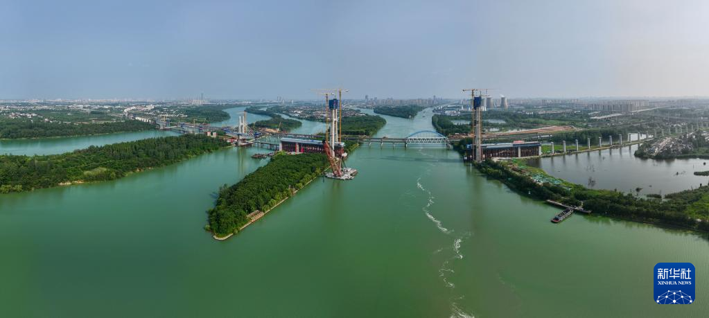 江苏扬州：沪渝蓉高铁跨京杭运河斜拉桥建设有序推进