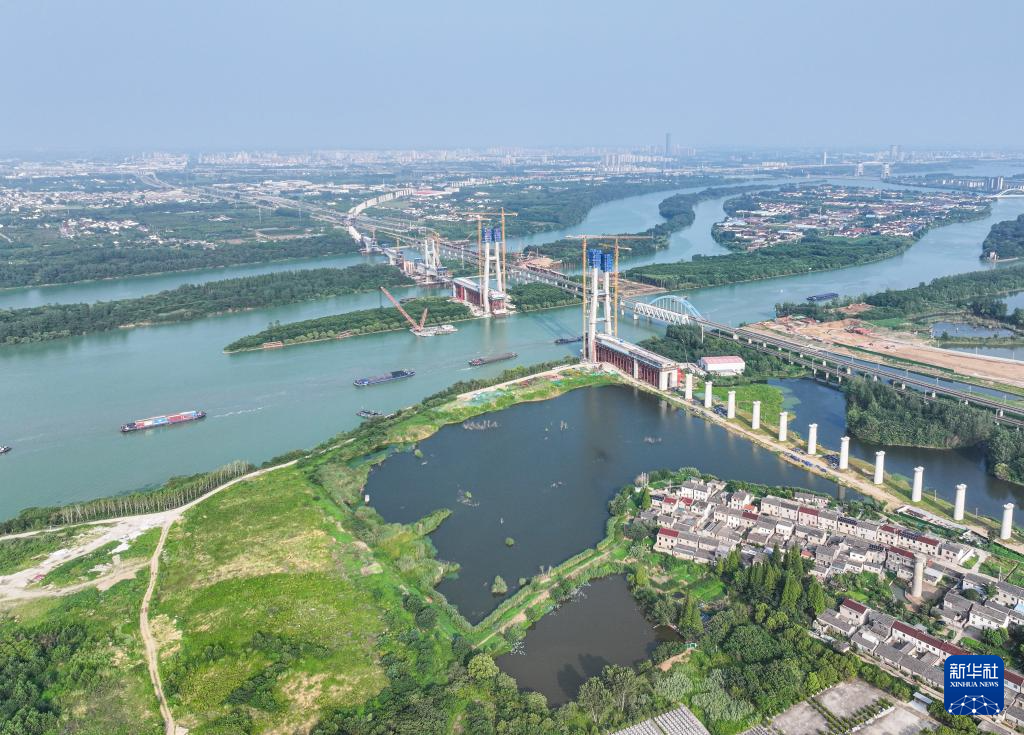 江苏扬州：沪渝蓉高铁跨京杭运河斜拉桥建设有序推进