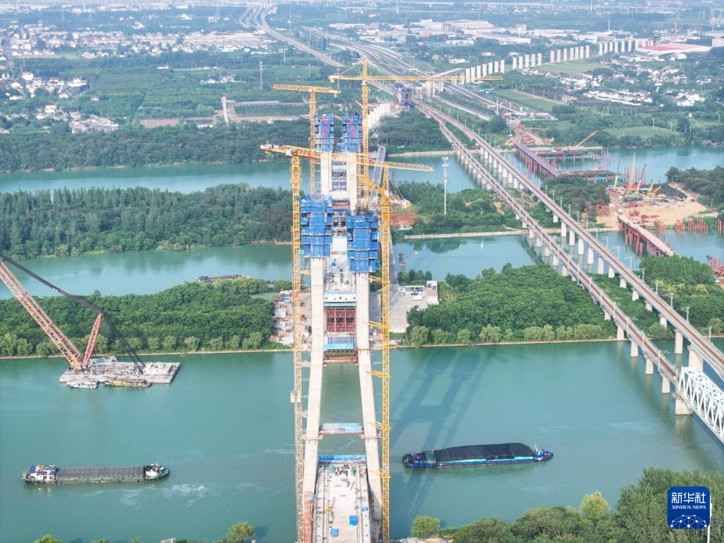 江苏扬州：沪渝蓉高铁跨京杭运河斜拉桥建设有序推进