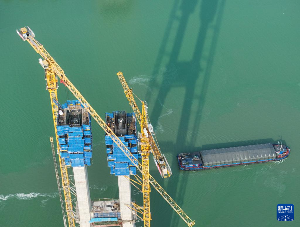 江苏扬州：沪渝蓉高铁跨京杭运河斜拉桥建设有序推进