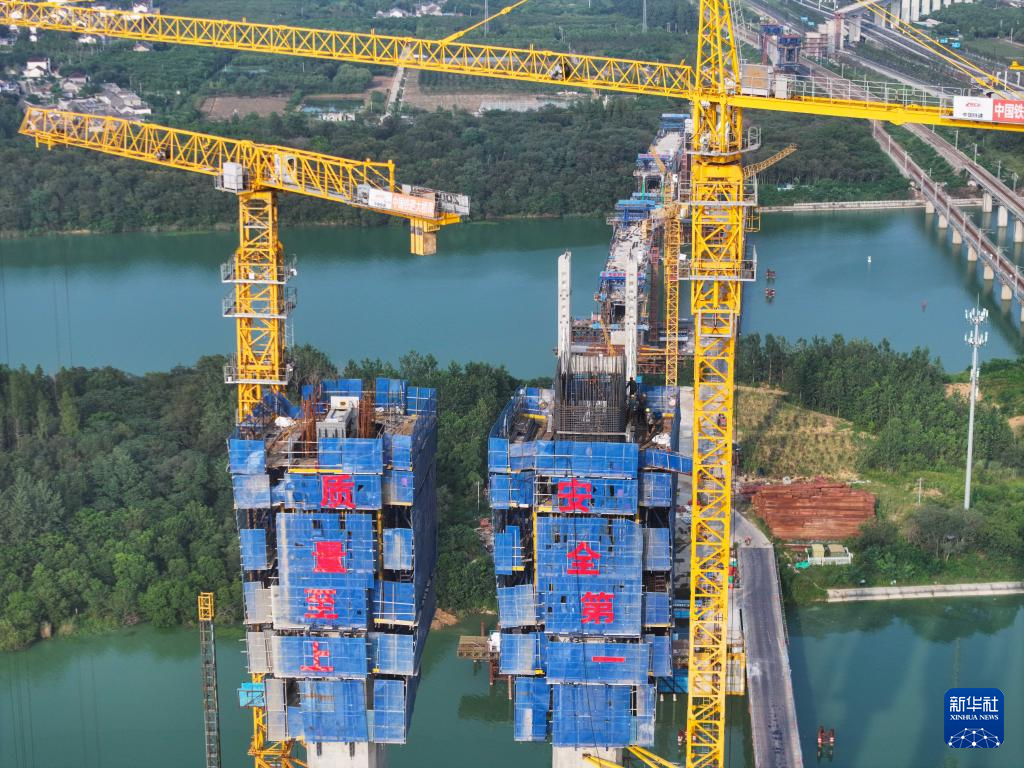 江苏扬州：沪渝蓉高铁跨京杭运河斜拉桥建设有序推进