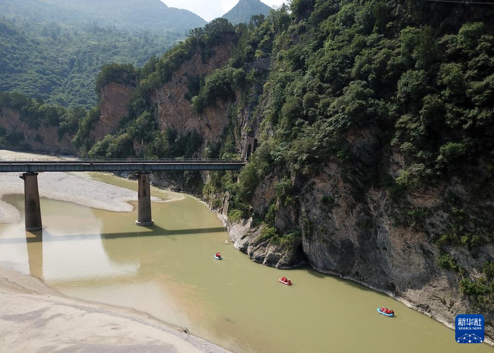 甘肃徽县：峡谷漂流 乐享清凉