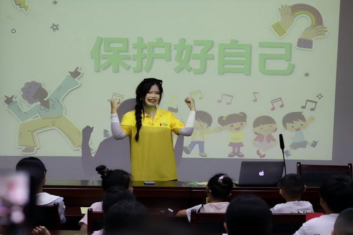 重庆对外经贸学院学子走进社区 为孩子们送上多彩安全教育课