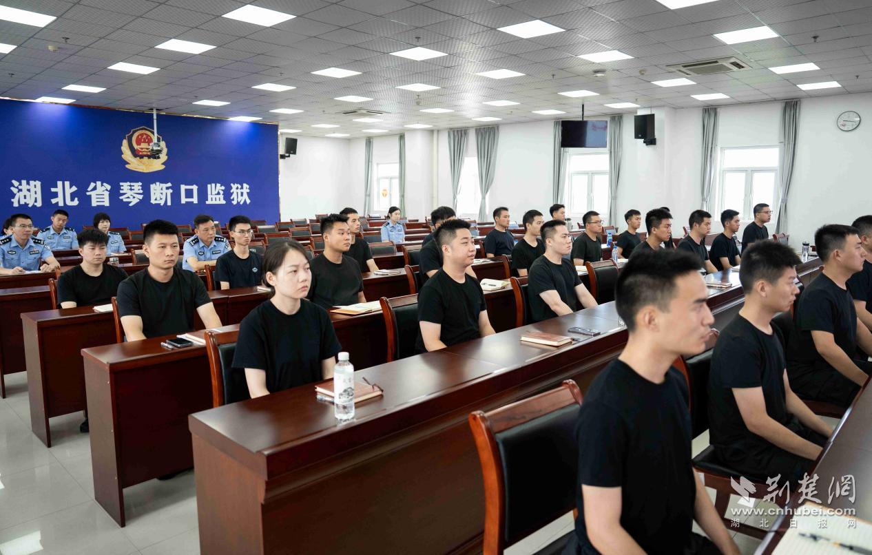 琴断口监狱党委书记为新录民警作专题辅导