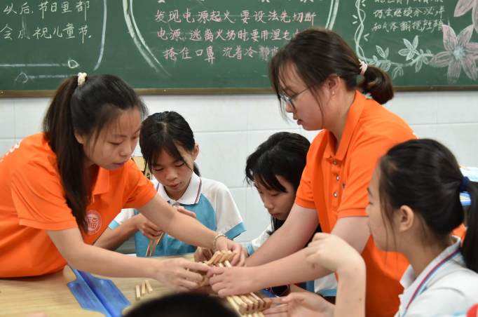 福州大学“红星照学村，薪火再相传”博士实践队走进红色大田