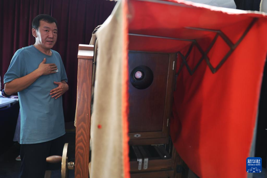 新华全媒+丨阿干照相馆——两代人的光影守望