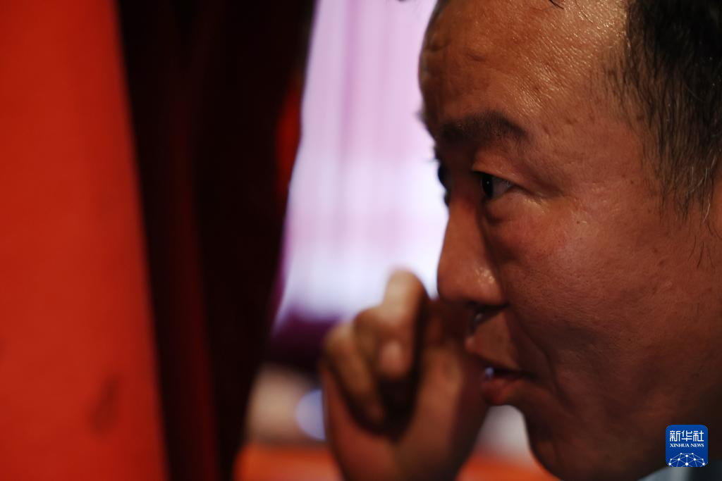 新华全媒+丨阿干照相馆——两代人的光影守望