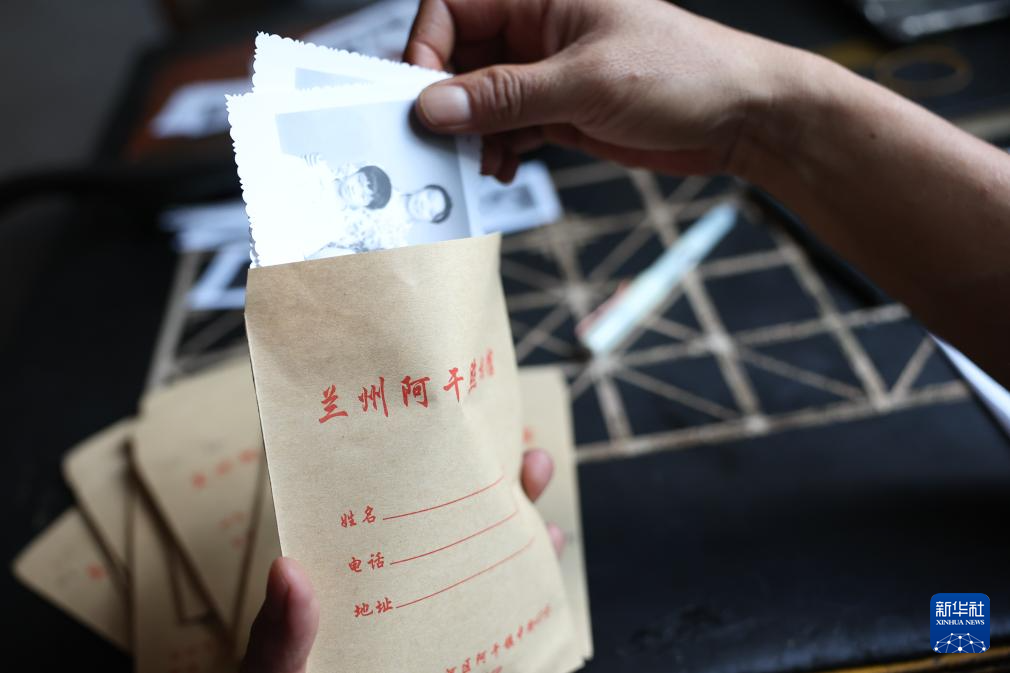 新华全媒+丨阿干照相馆——两代人的光影守望