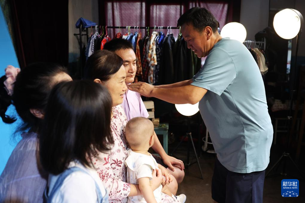 新华全媒+丨阿干照相馆——两代人的光影守望
