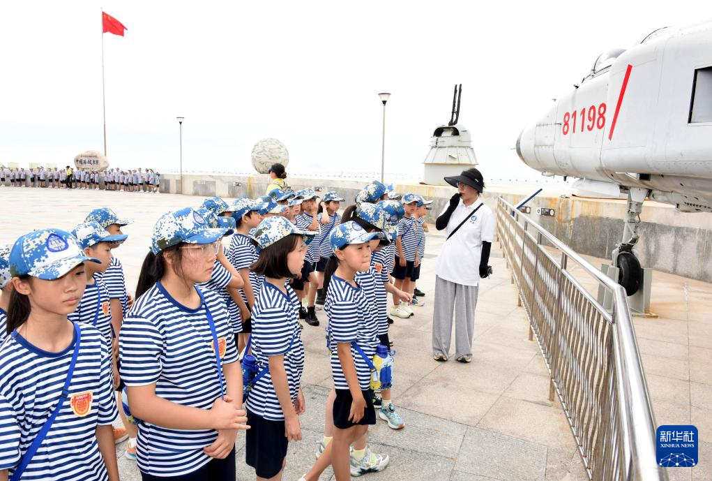 山东青岛：在海军研学营学习知识