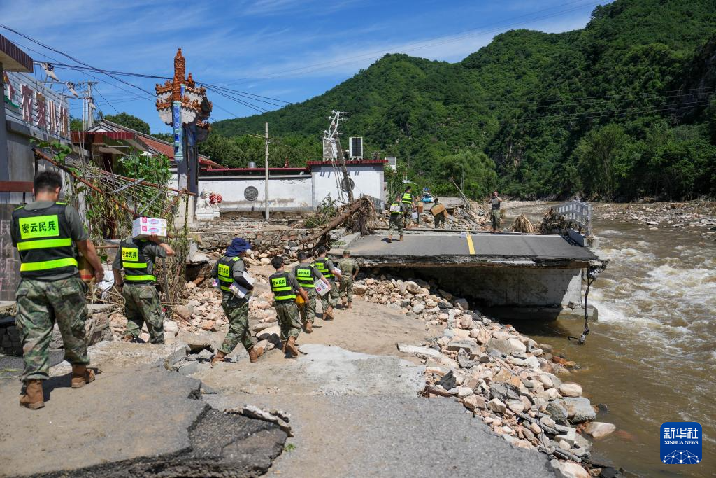 新华全媒＋丨北京：救灾物资“递”到村