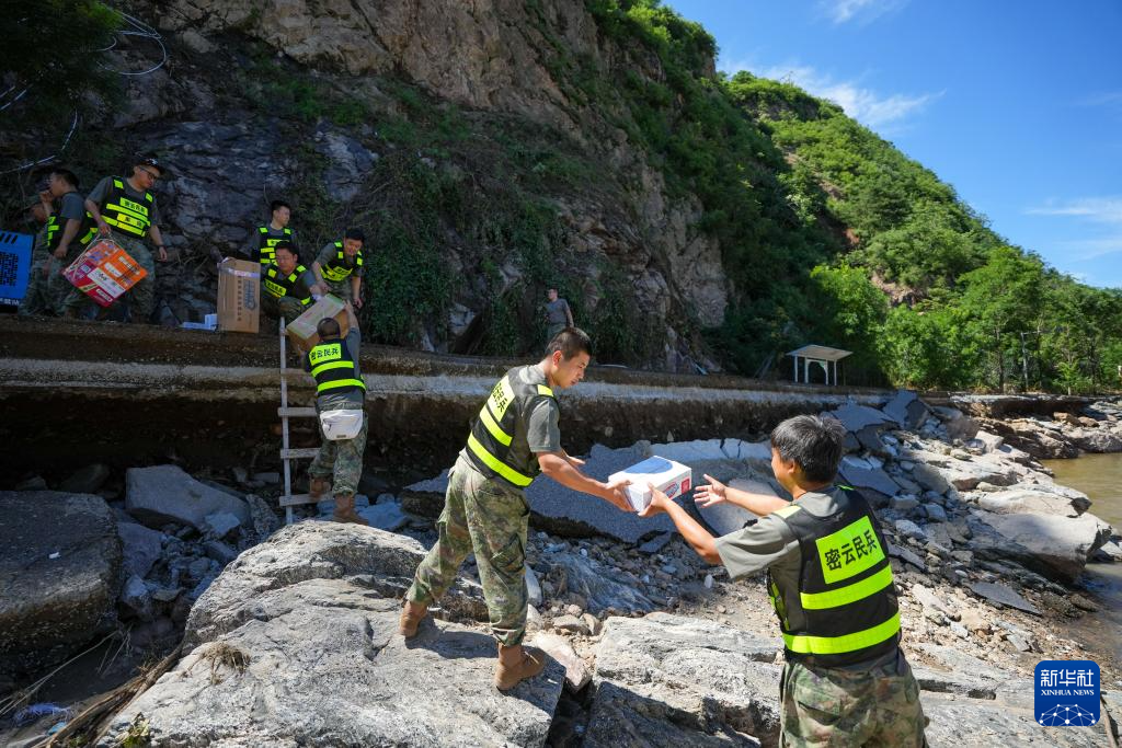 新华全媒＋丨北京：救灾物资“递”到村