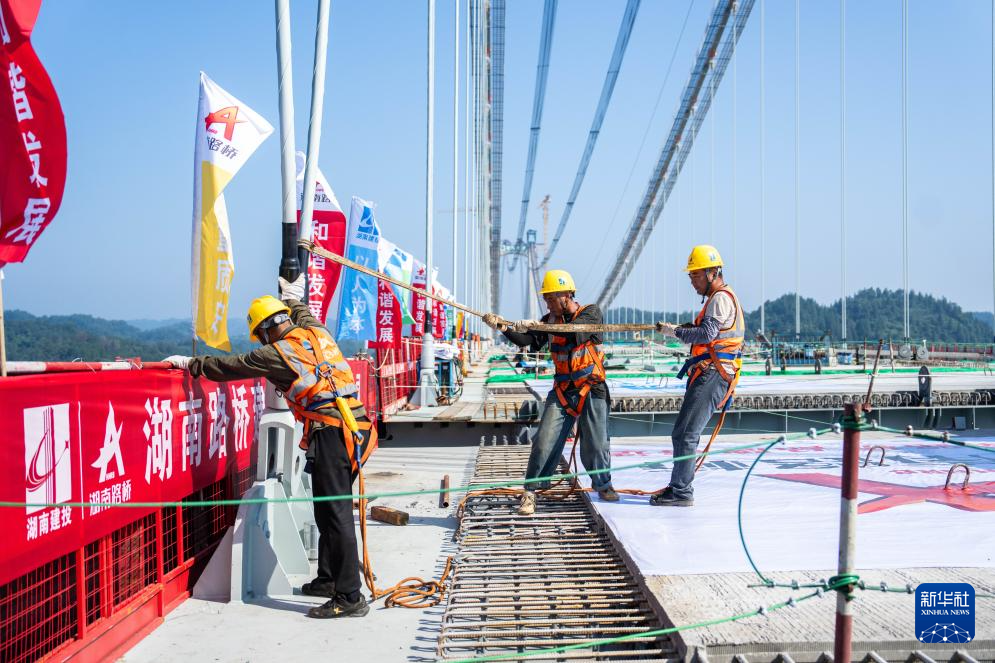 湖南张官高速洞庭溪沅水特大桥主桥合龙
