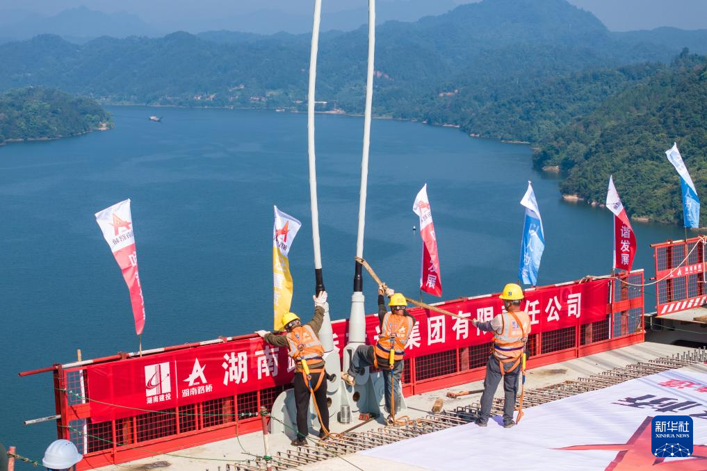 湖南张官高速洞庭溪沅水特大桥主桥合龙