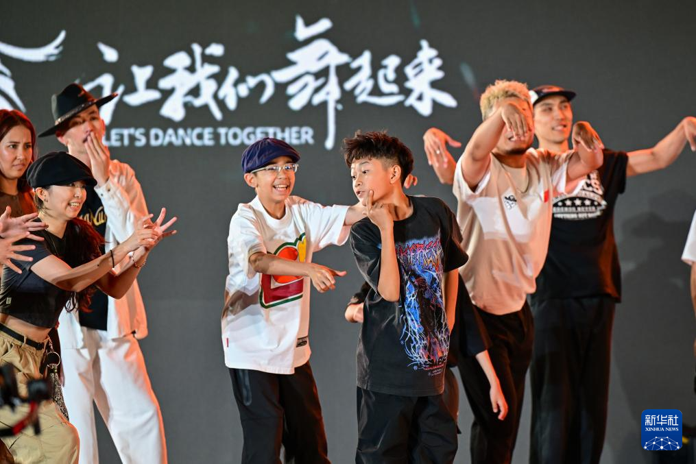 新疆“丝绸之路”街舞展演燃动油城
