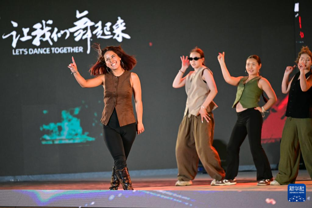 新疆“丝绸之路”街舞展演燃动油城