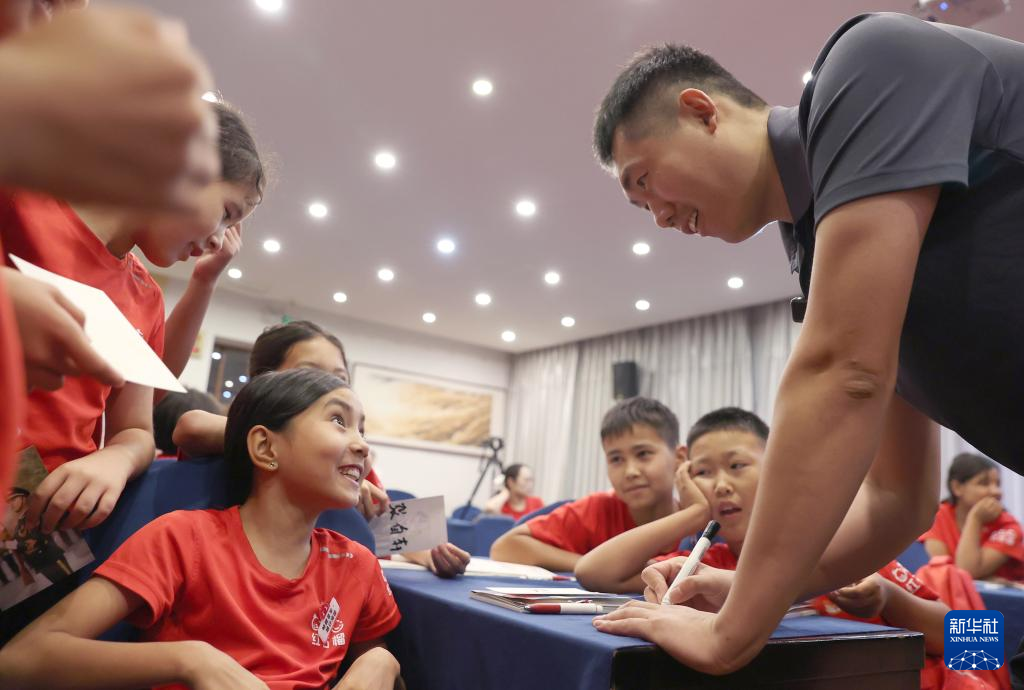 图片故事丨四千公里寻梦“一抹红”