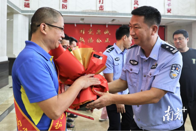 “再来一次还会去救！”东莞暴雨砸车救人市民获认定见义勇为