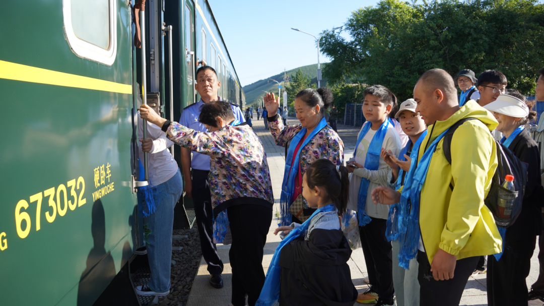 阿尔山号旅游列车：穿行绿水青山的浪漫之旅
