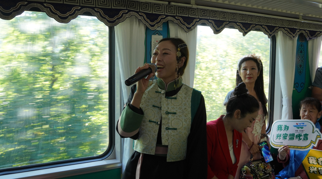 阿尔山号旅游列车：穿行绿水青山的浪漫之旅