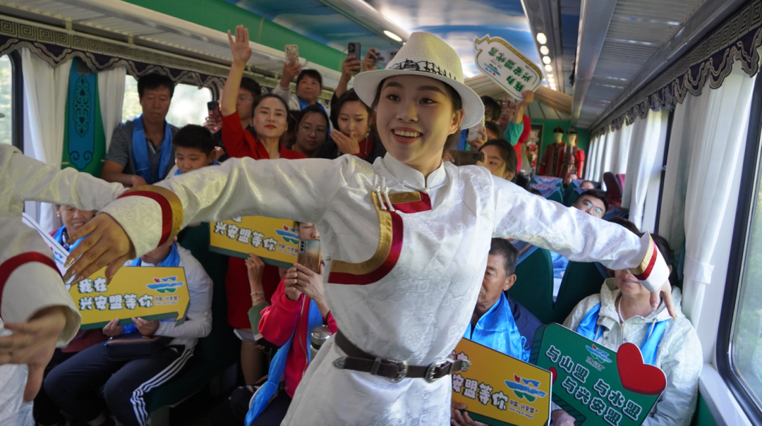 阿尔山号旅游列车：穿行绿水青山的浪漫之旅