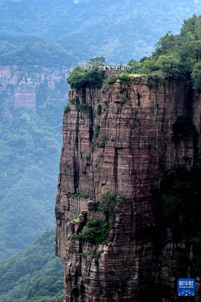 河南辉县：太行深处绝壁峡谷引游客