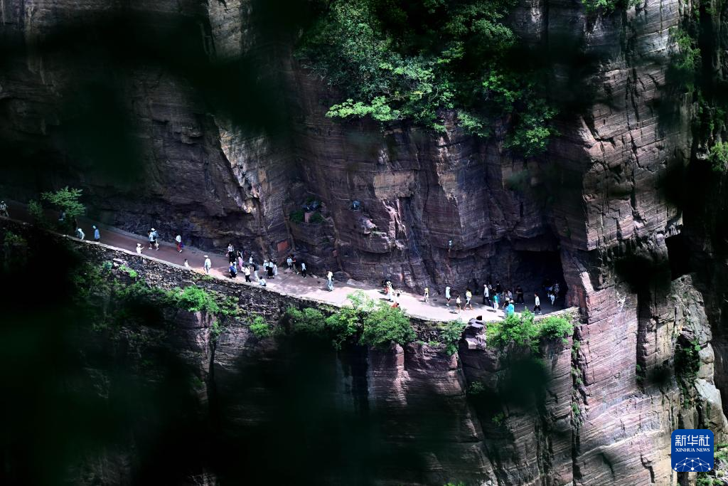 河南辉县：太行深处绝壁峡谷引游客