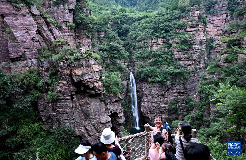 河南辉县：太行深处绝壁峡谷引游客