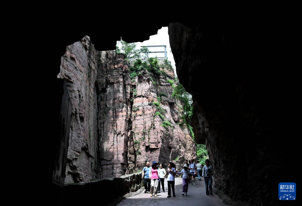 河南辉县：太行深处绝壁峡谷引游客