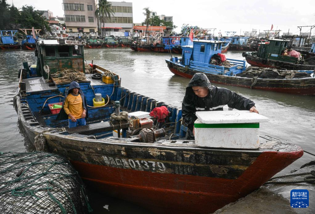 海南：伏季休渔结束 渔船避风暂缓出海