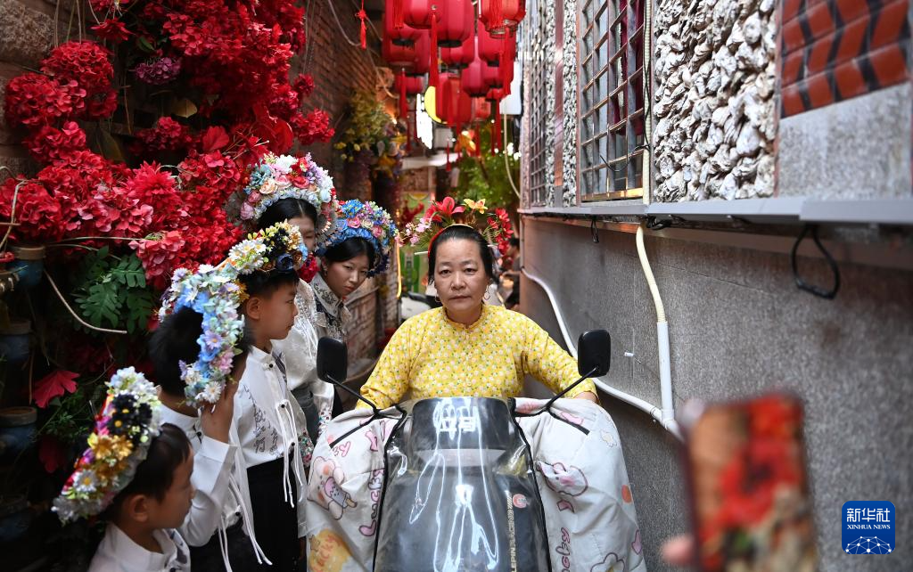 活力中国调研行｜福建蟳埔村：簪花如潮涌 古村焕新生