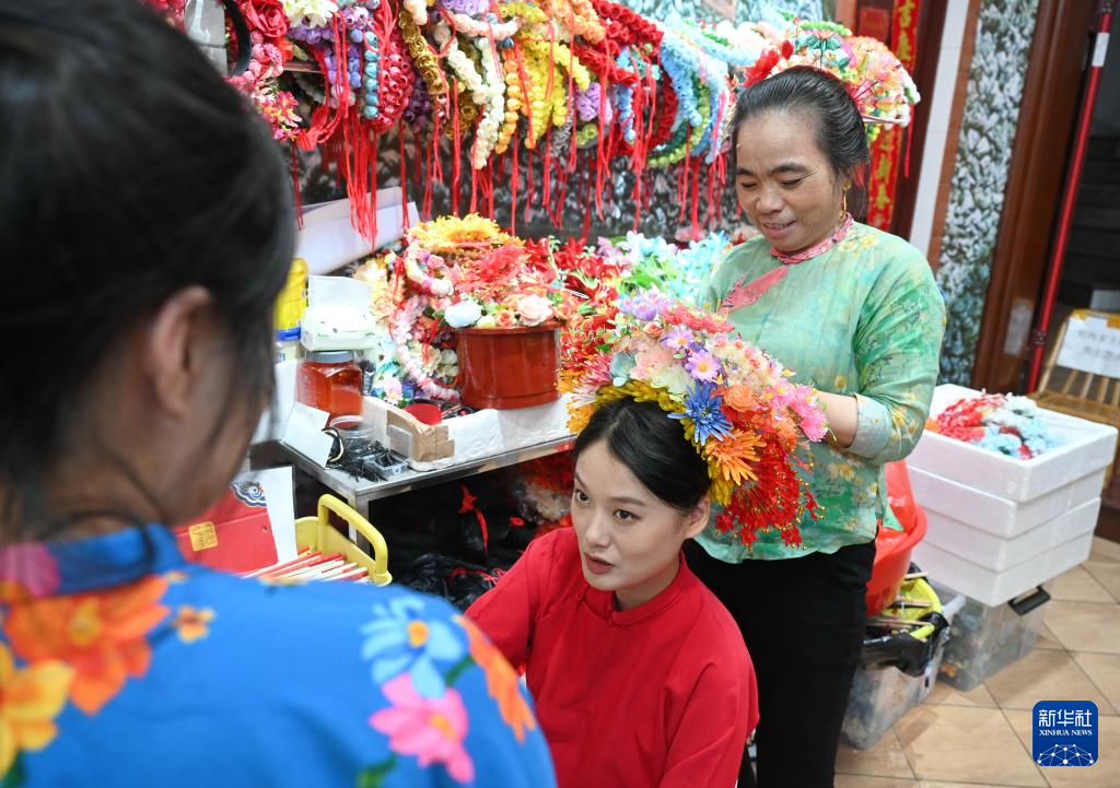 活力中国调研行｜福建蟳埔村：簪花如潮涌 古村焕新生