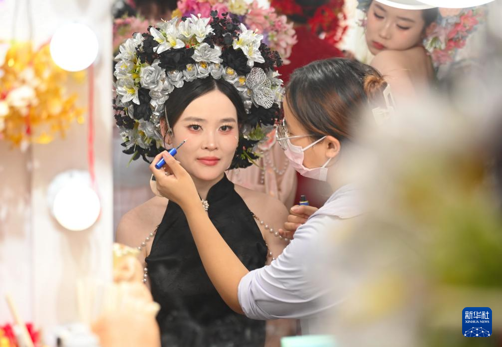 活力中国调研行｜福建蟳埔村：簪花如潮涌 古村焕新生