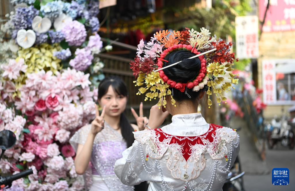 活力中国调研行｜福建蟳埔村：簪花如潮涌 古村焕新生