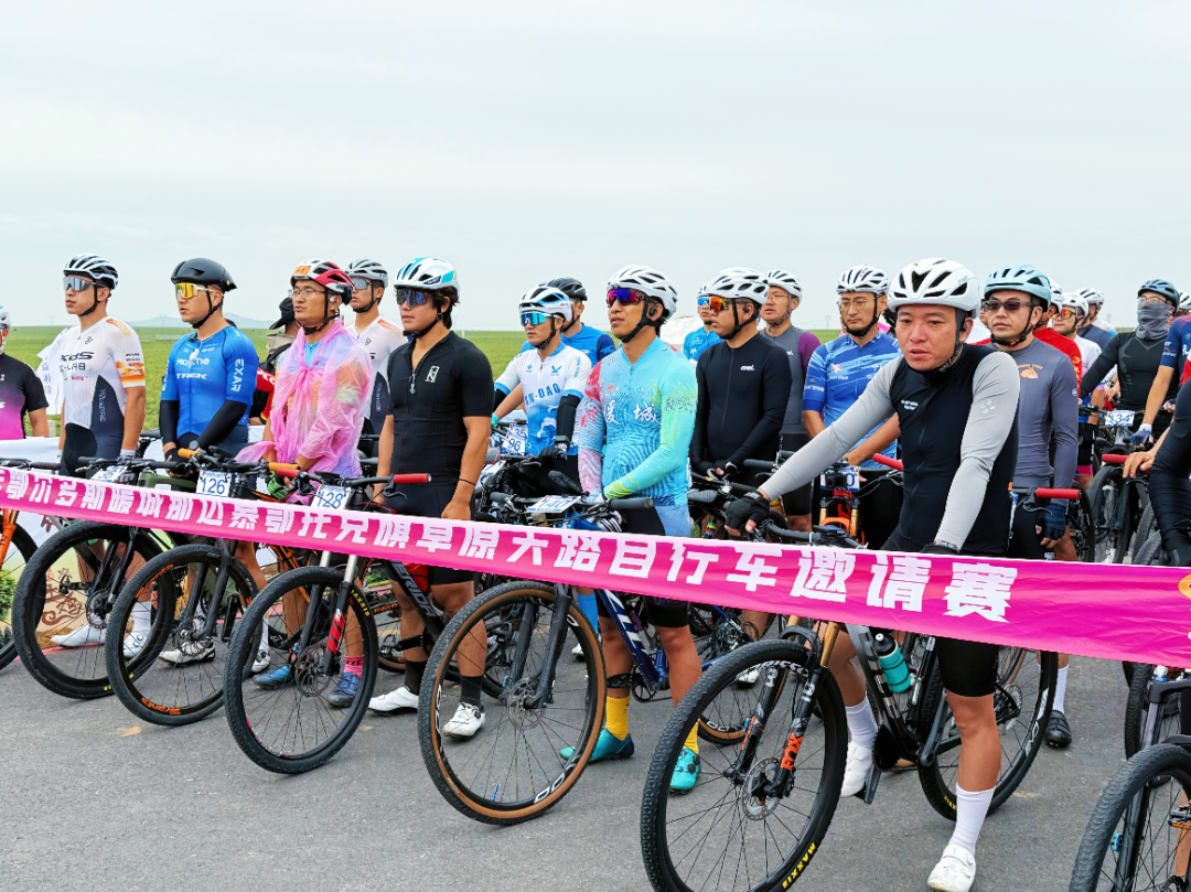 不止速度！草原天路赛藏着三重惊喜：美景、热血和“被宠坏”的骑手