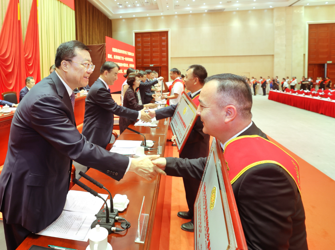 张柱在乌鲁木齐市民族团结进步表彰大会上强调 奋力书写乌鲁木齐民族团结进步事业新篇章