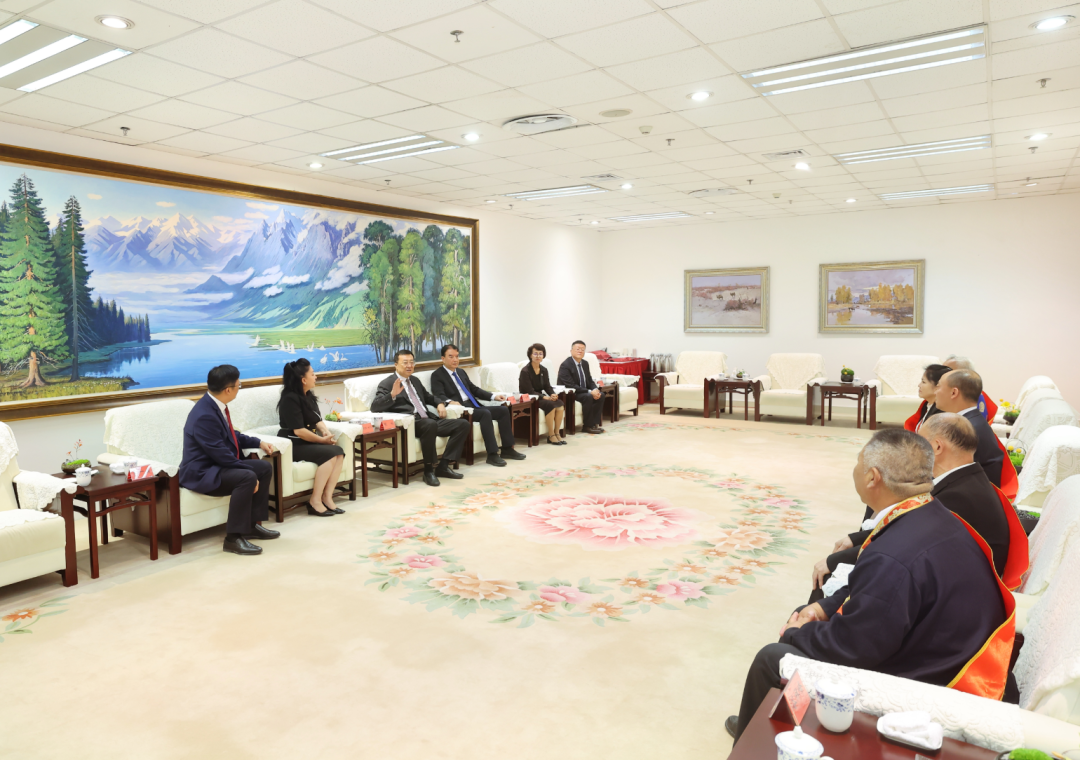张柱在乌鲁木齐市民族团结进步表彰大会上强调 奋力书写乌鲁木齐民族团结进步事业新篇章