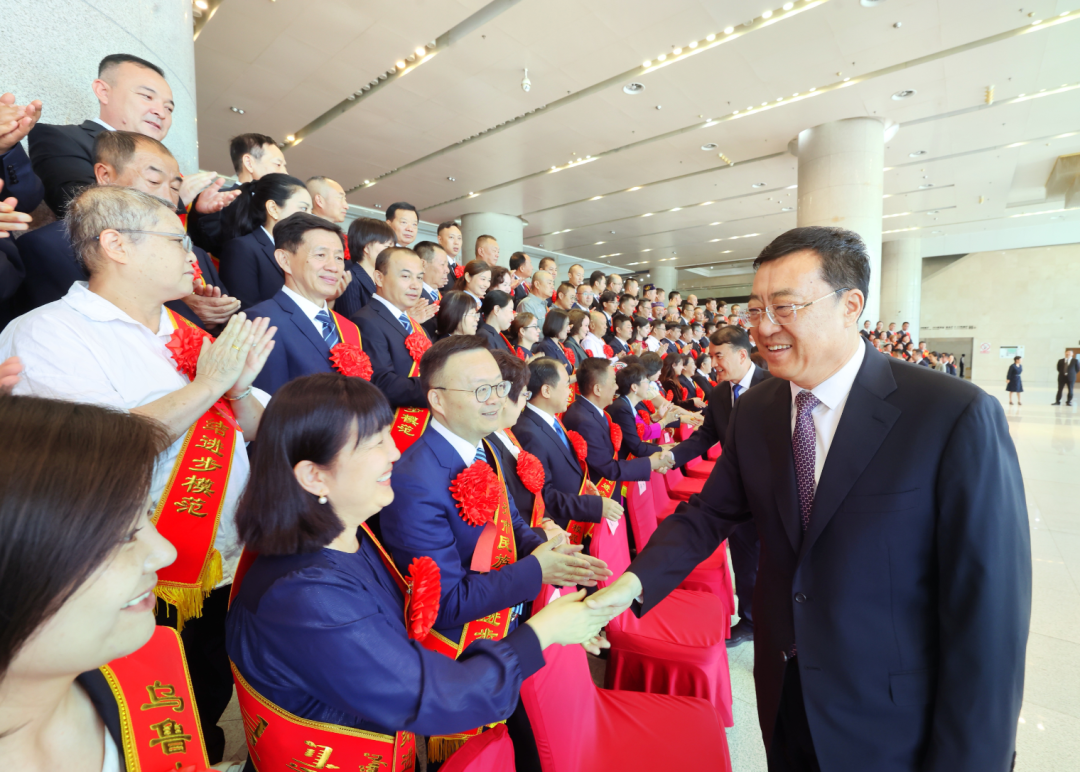 张柱在乌鲁木齐市民族团结进步表彰大会上强调 奋力书写乌鲁木齐民族团结进步事业新篇章
