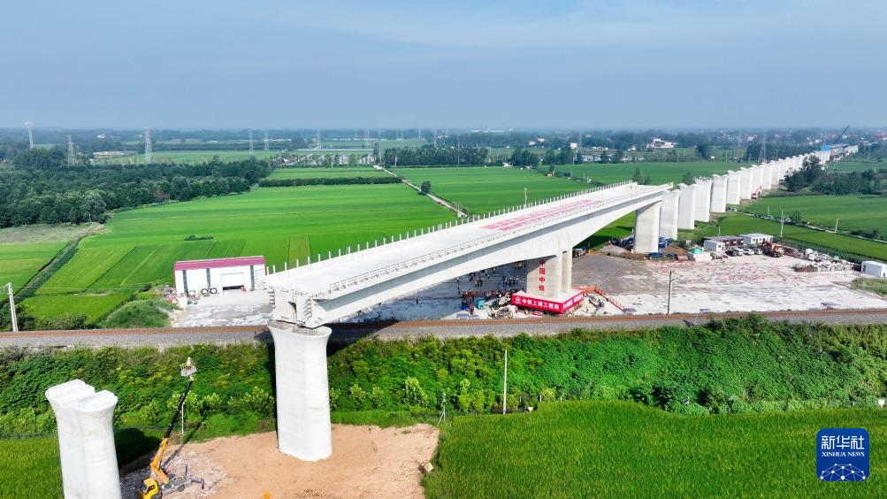潍宿高铁上跨胶新铁路T构梁成功转体