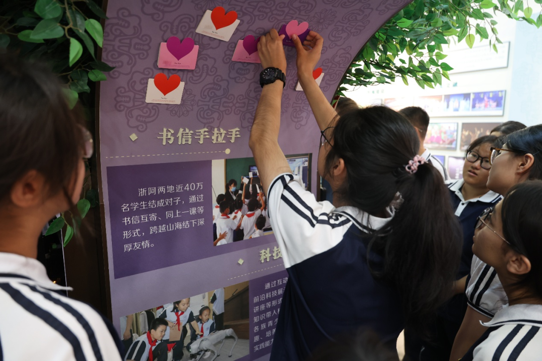 【指挥长的“铸牢”课】骆梅英为阿克苏地区第一中学学生讲授援疆主题“开学第一课”