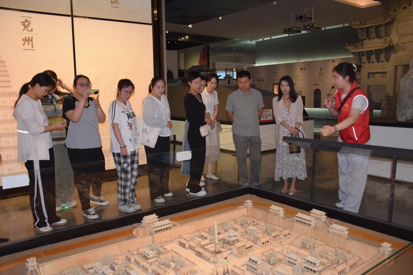 济宁市任城区济阳街道开展“文明实践我行动”—“触摸历史脉络 感悟文明力量”博物馆研学活动