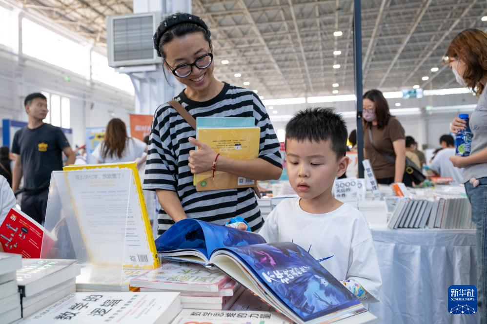 呼和浩特：北疆书展推动暑期阅读热潮