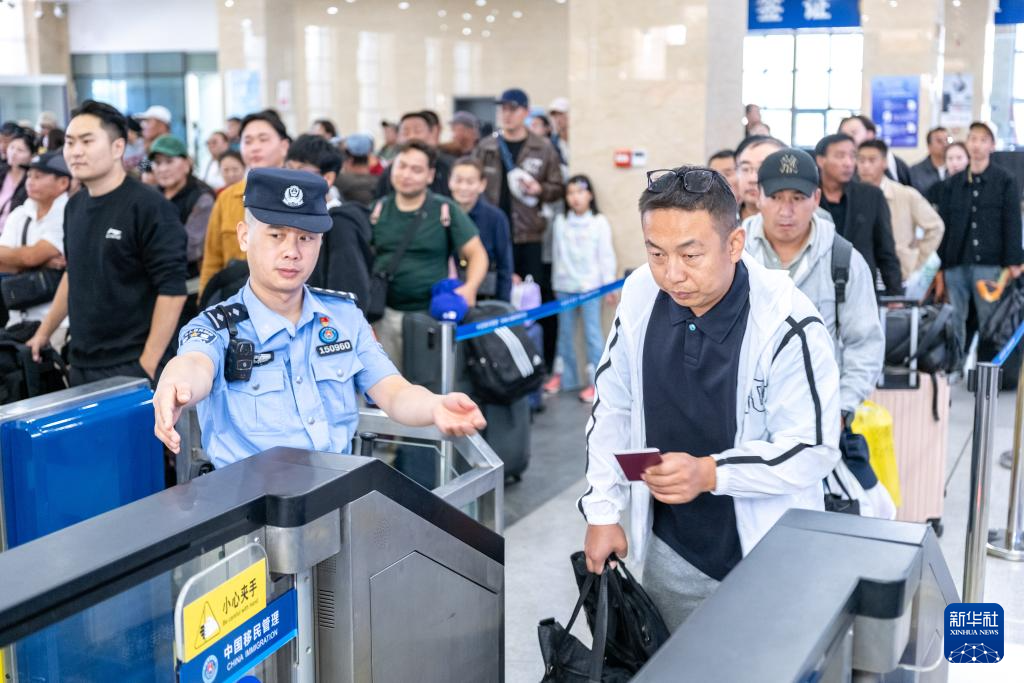 内蒙古二连浩特：中蒙口岸交流繁忙