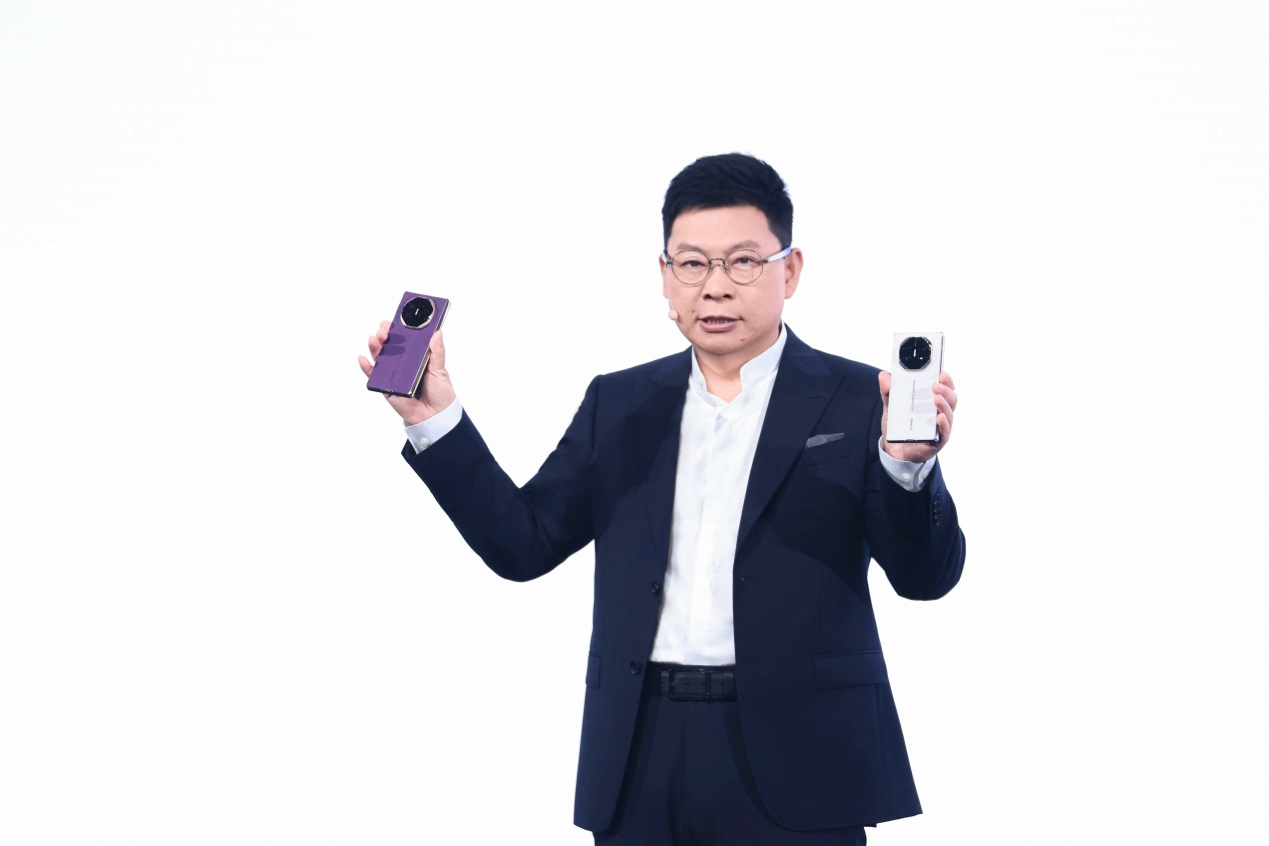 时隔一年，全球第二款“量产三折叠”为什么还是华为的？