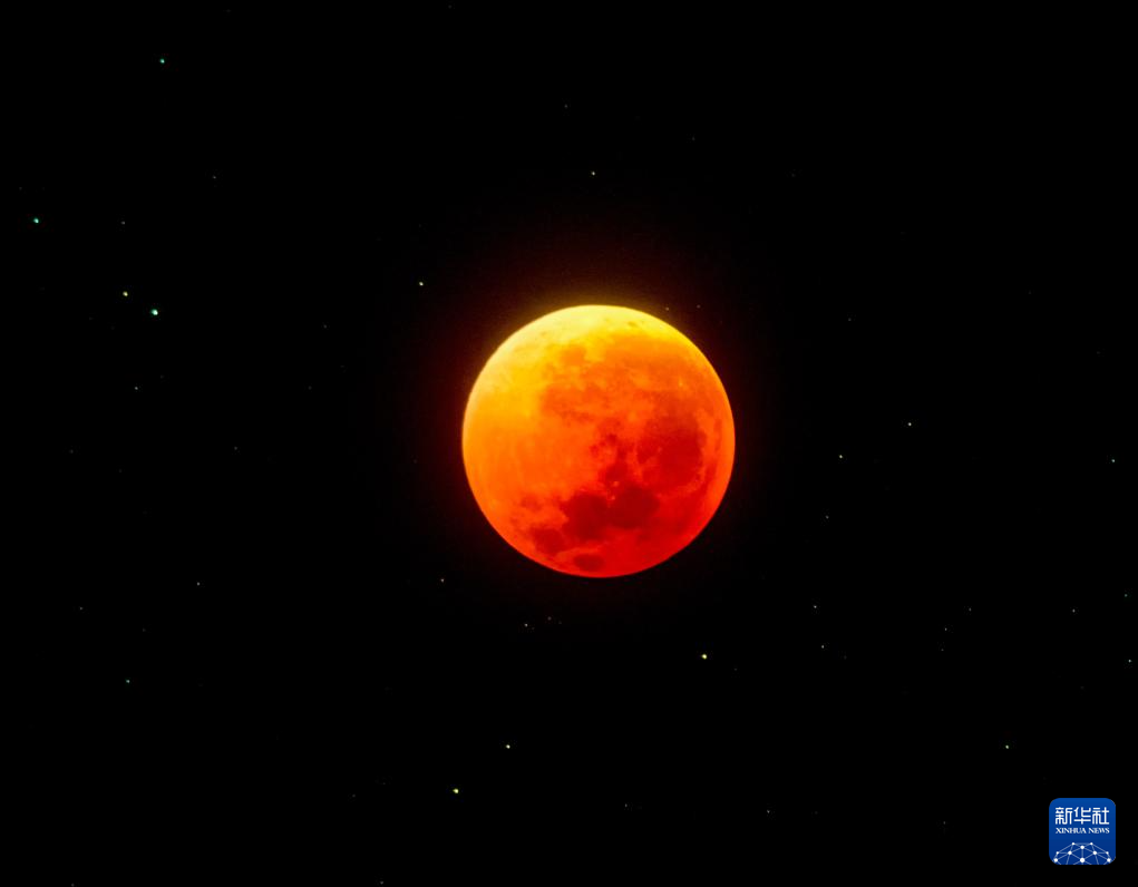 月全食现身夜空