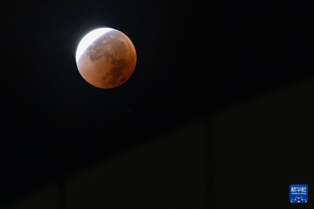月全食现身夜空